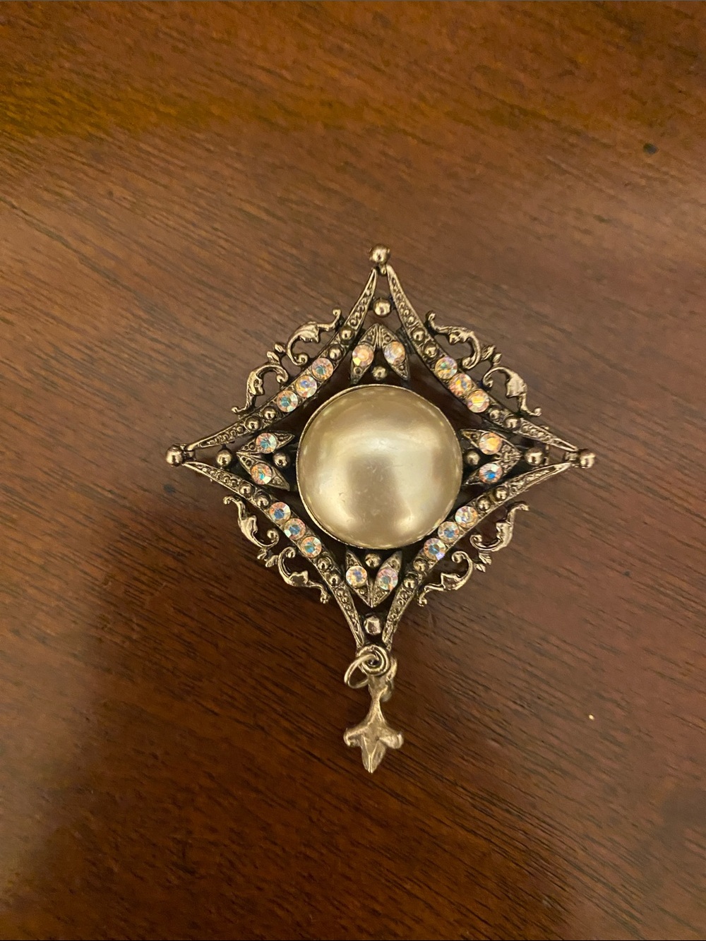 Vintage-Inspired Silver Tone Brooch with Large Pearl Cabochon